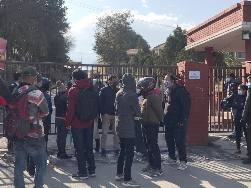 सूचना नदिई पनिका बन्द भएपछि बल्खुमा विद्यार्थीको आक्रोश, कार्यालय भन्छ- कर्मचारी संक्रमित भएपछि विकल्प के छ र ?